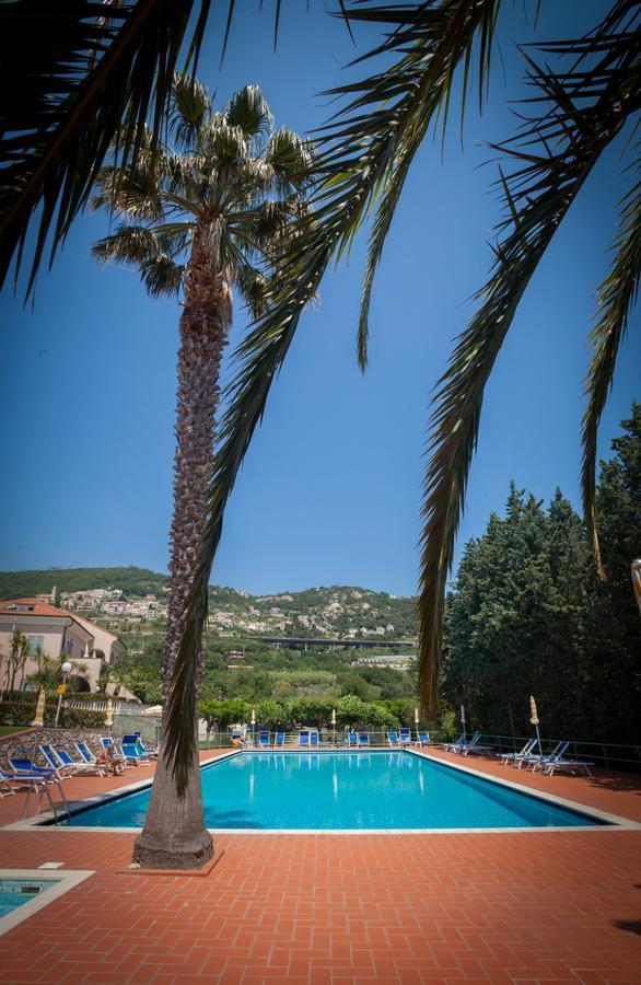 Campeggio Pian Dei Boschi ปิเอตราลิกูเร ภายนอก รูปภาพ